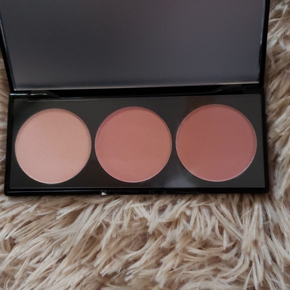 Betty boop makeup bag and blush palette. - Picture 3 of 3